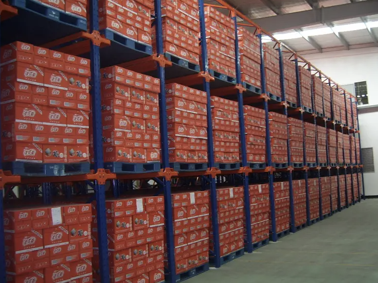 Mengemudi dalam sistem rak pallet 