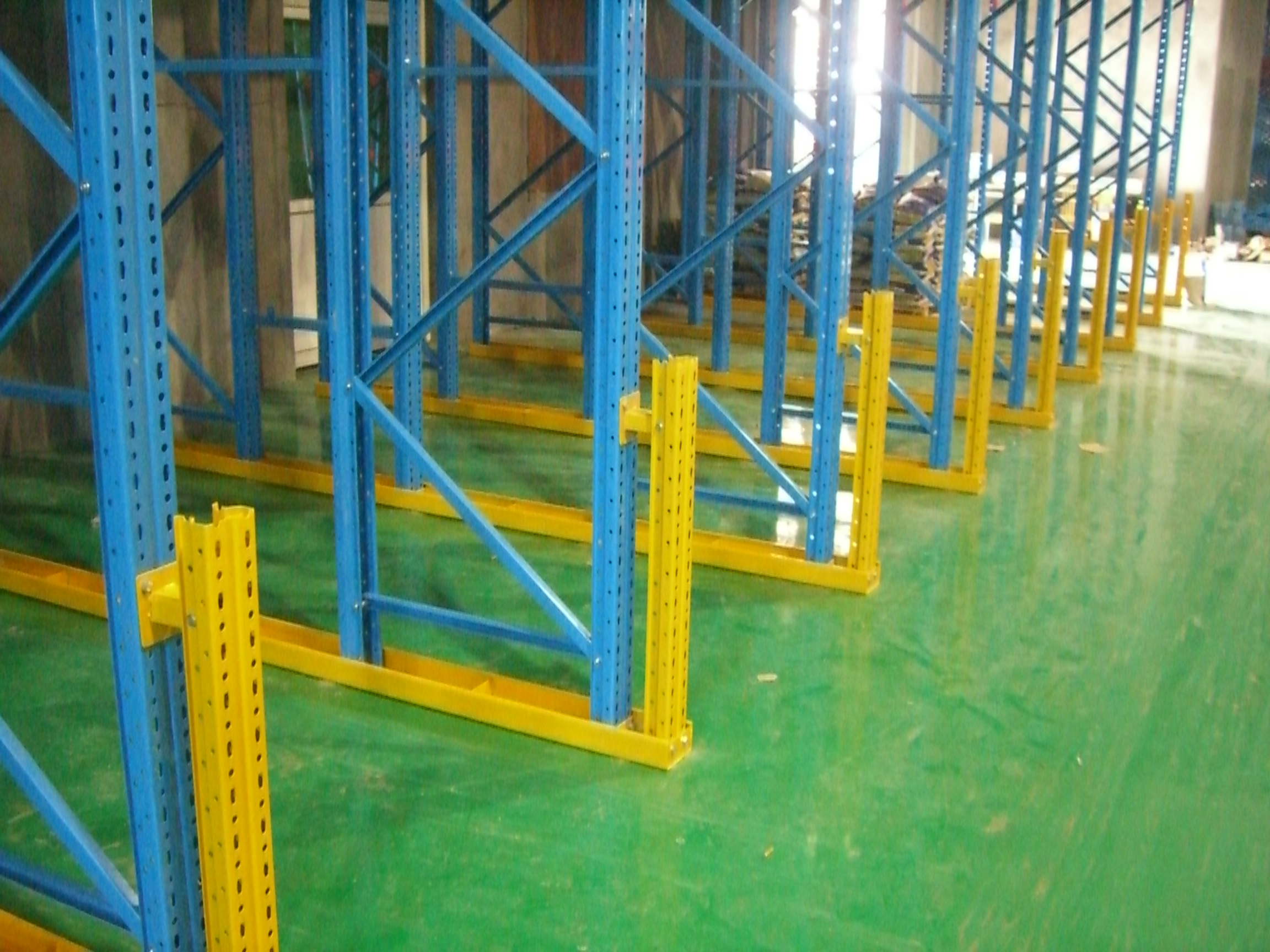 Berkendara di Sistem Racking Pallet